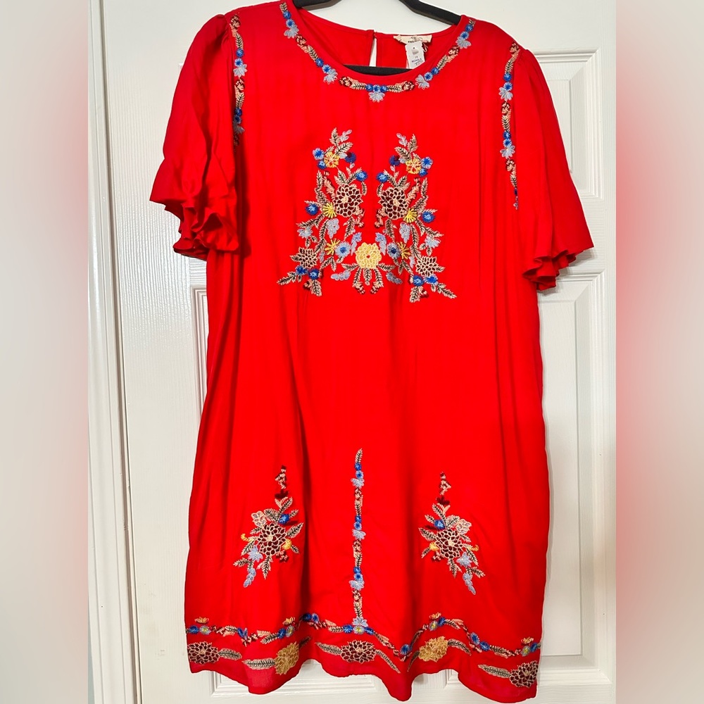 Red Entro dress with pretty embroidery details on front! Size XL.